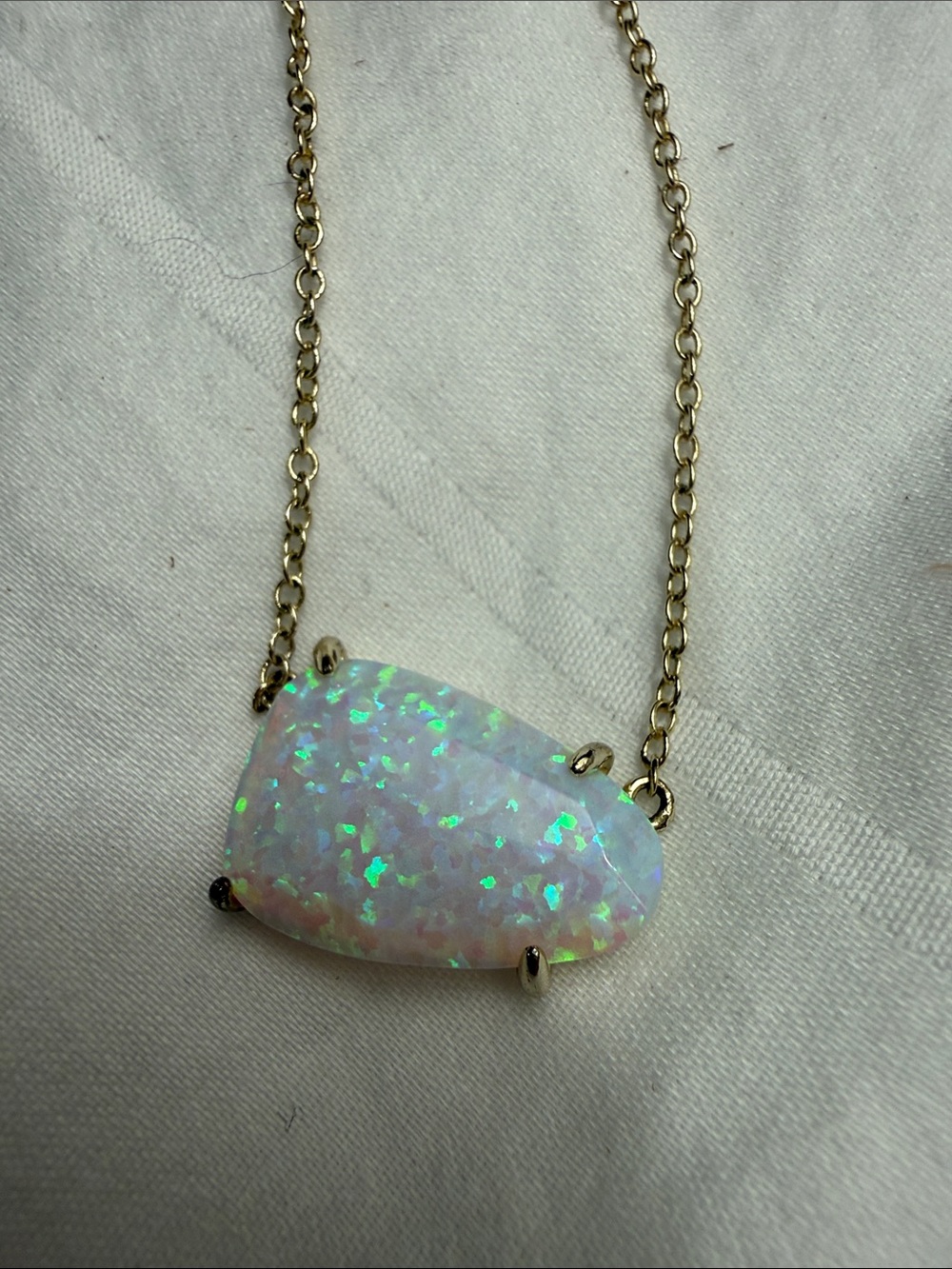 GORGEOUS!
Kendra Scott Gold Chain Necklace with White Kyocera Opal Pendant